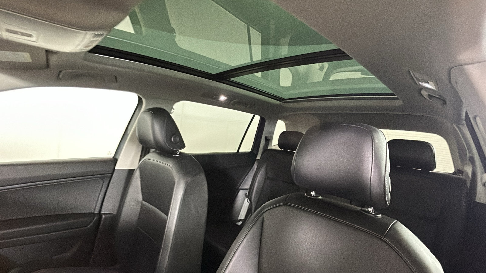 Used 2018 Volkswagen Tiguan SE w/ Panoramic Sunroof Package AWD/4WD image 16