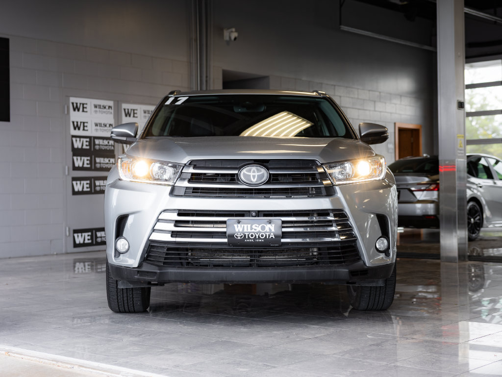 Used 2017 Toyota Highlander Limited Platinum AWD/4WD image 3