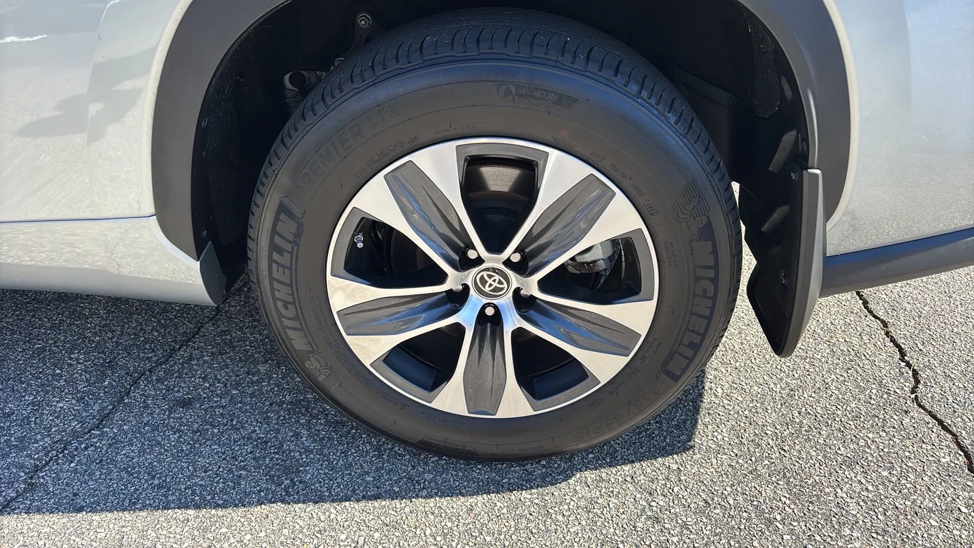 Used 2023 Toyota Highlander XLE image 28