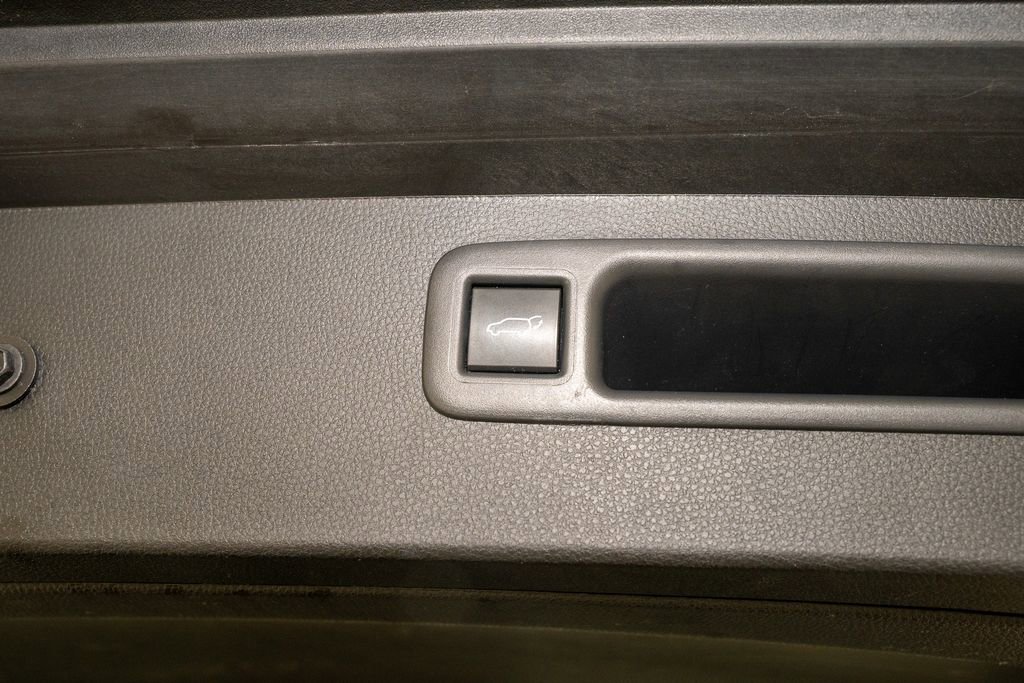 Used 2024 Toyota Highlander LE image 6