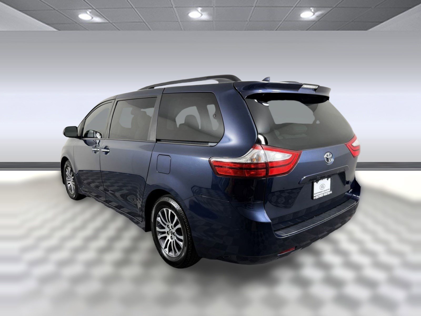 Used 2019 Toyota Sienna XLE FWD image 3