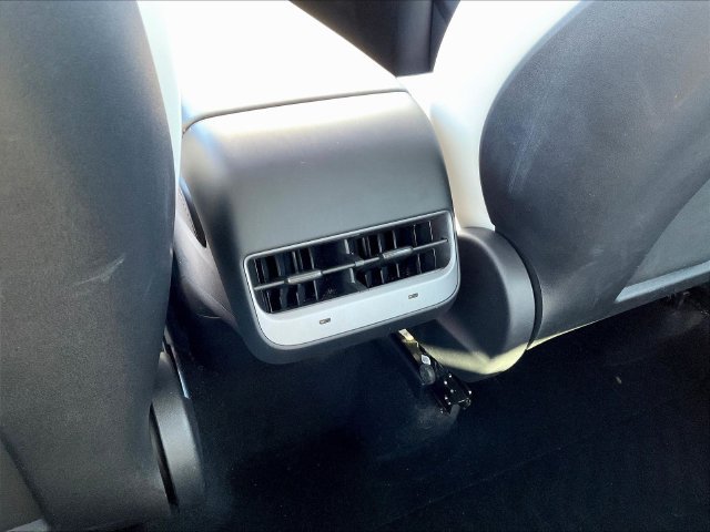 Used 2024 Tesla Model Y Long Range RWD image 12