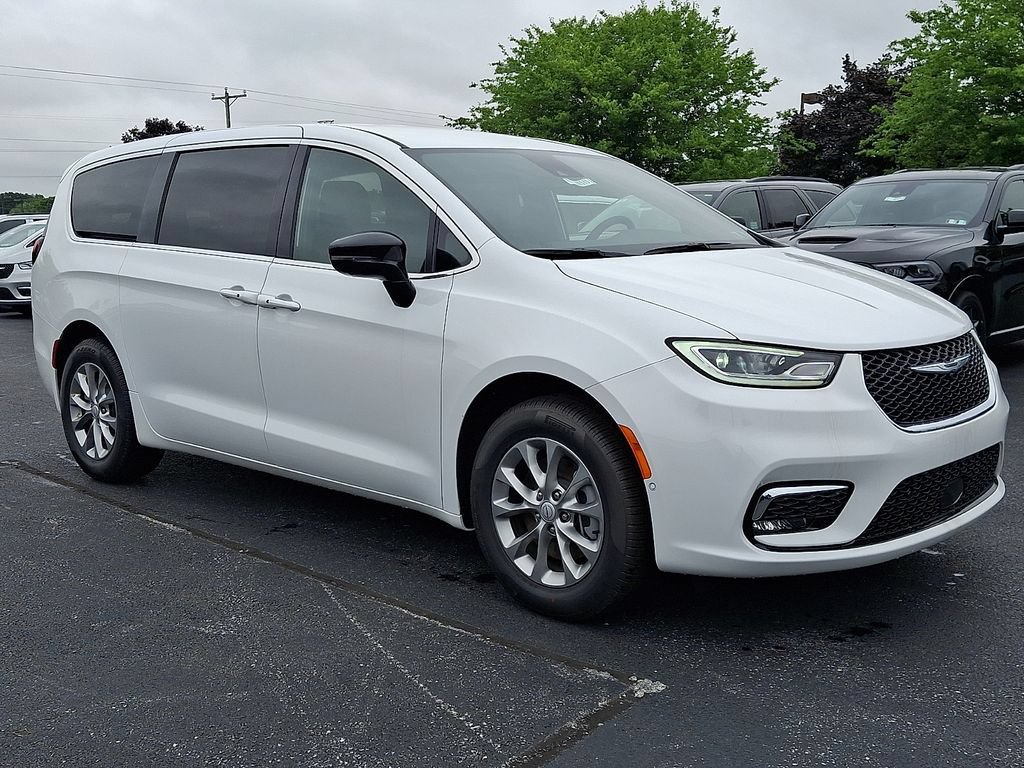 New 2026 Chrysler Pacifica Select AWD/4WD image 2