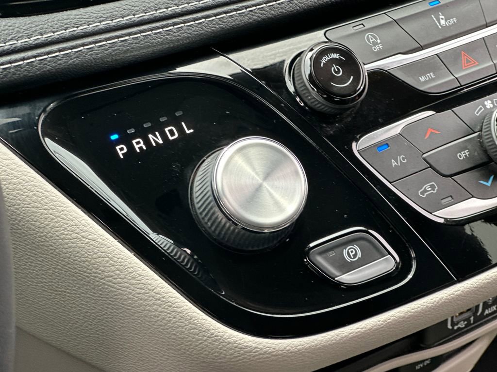 Used 2022 Chrysler Pacifica Touring-L image 17