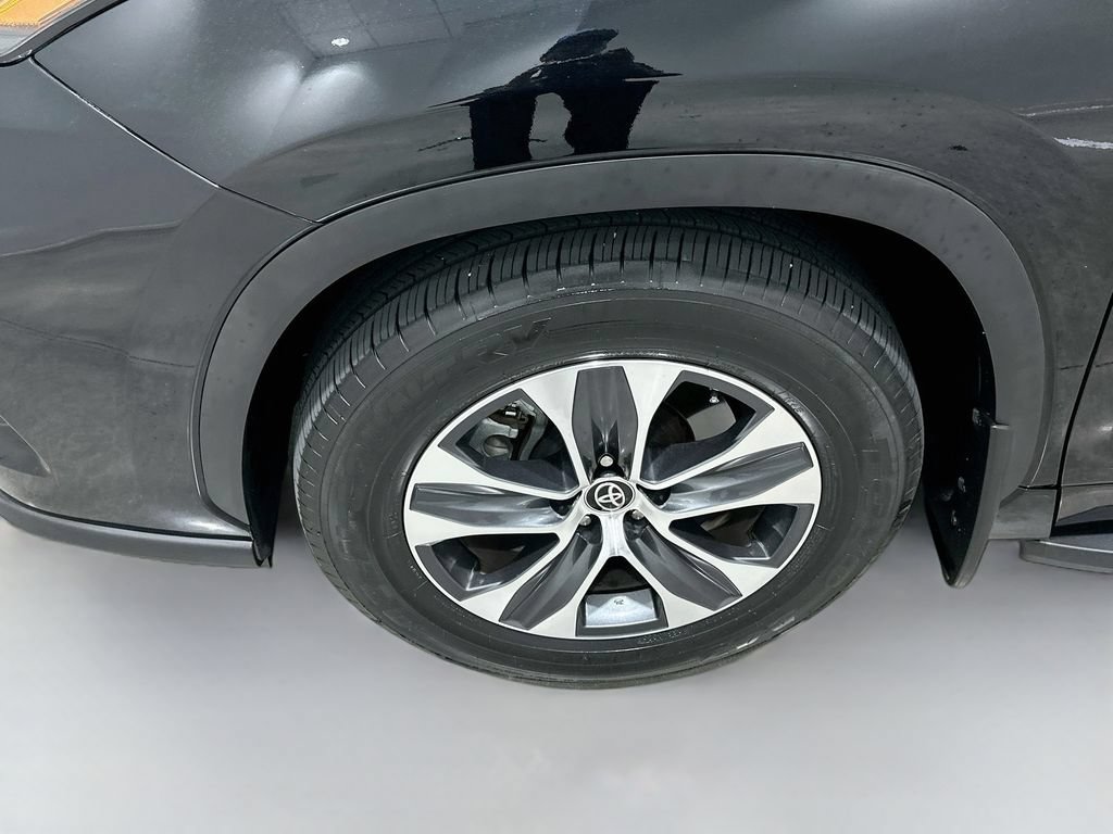 Used 2024 Toyota Highlander XLE FWD image 31