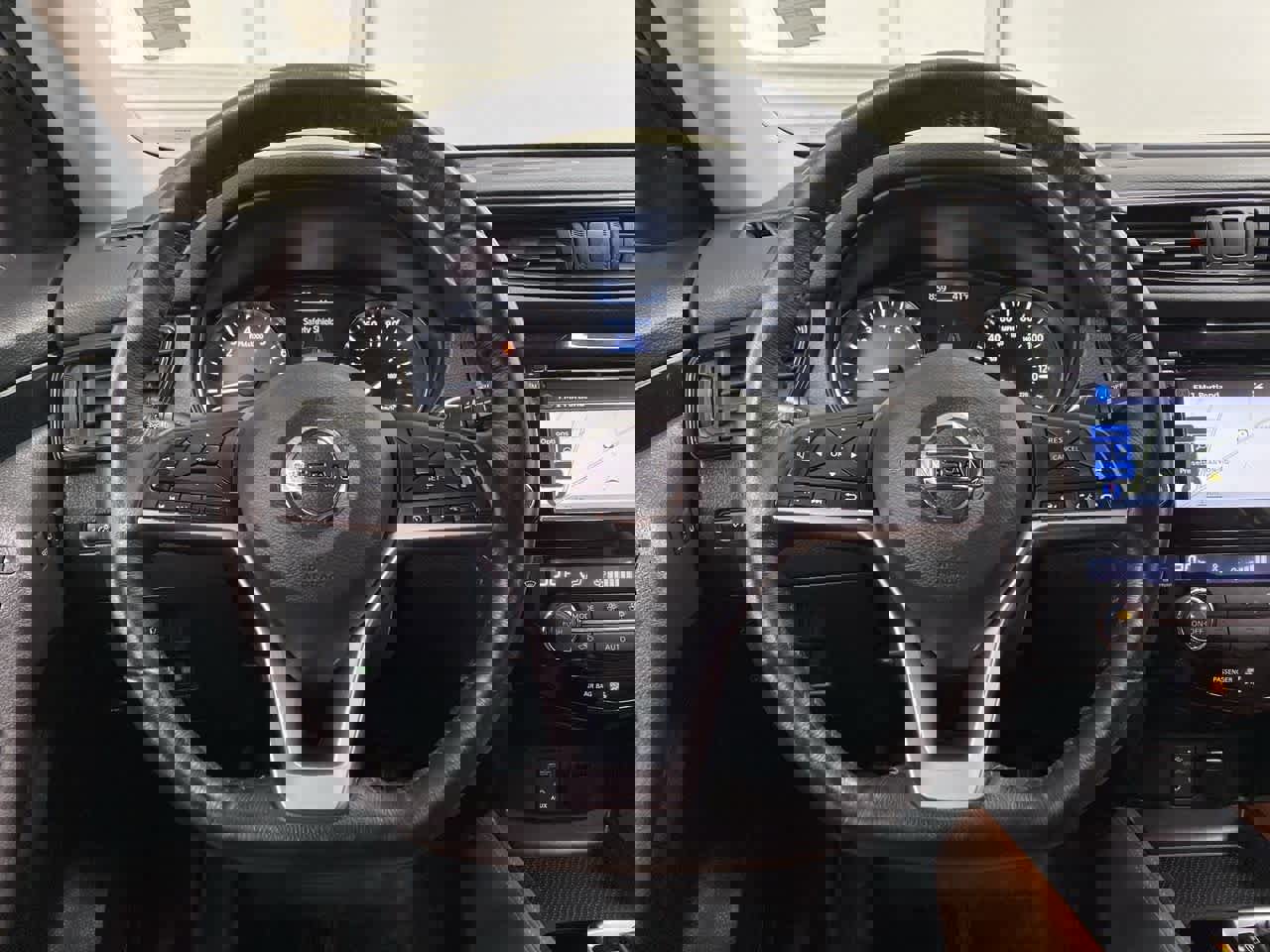 Used 2017 Nissan Rogue SL w/ SL Premium Package image 21