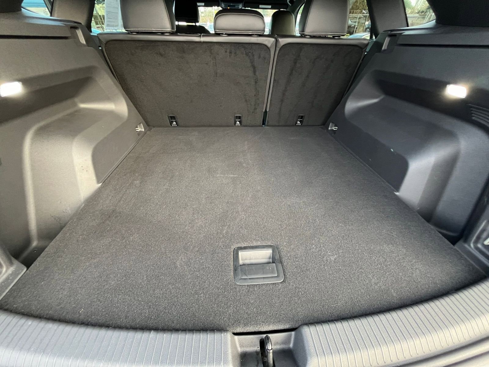 Used 2025 Volkswagen Atlas Cross Sport SE image 31