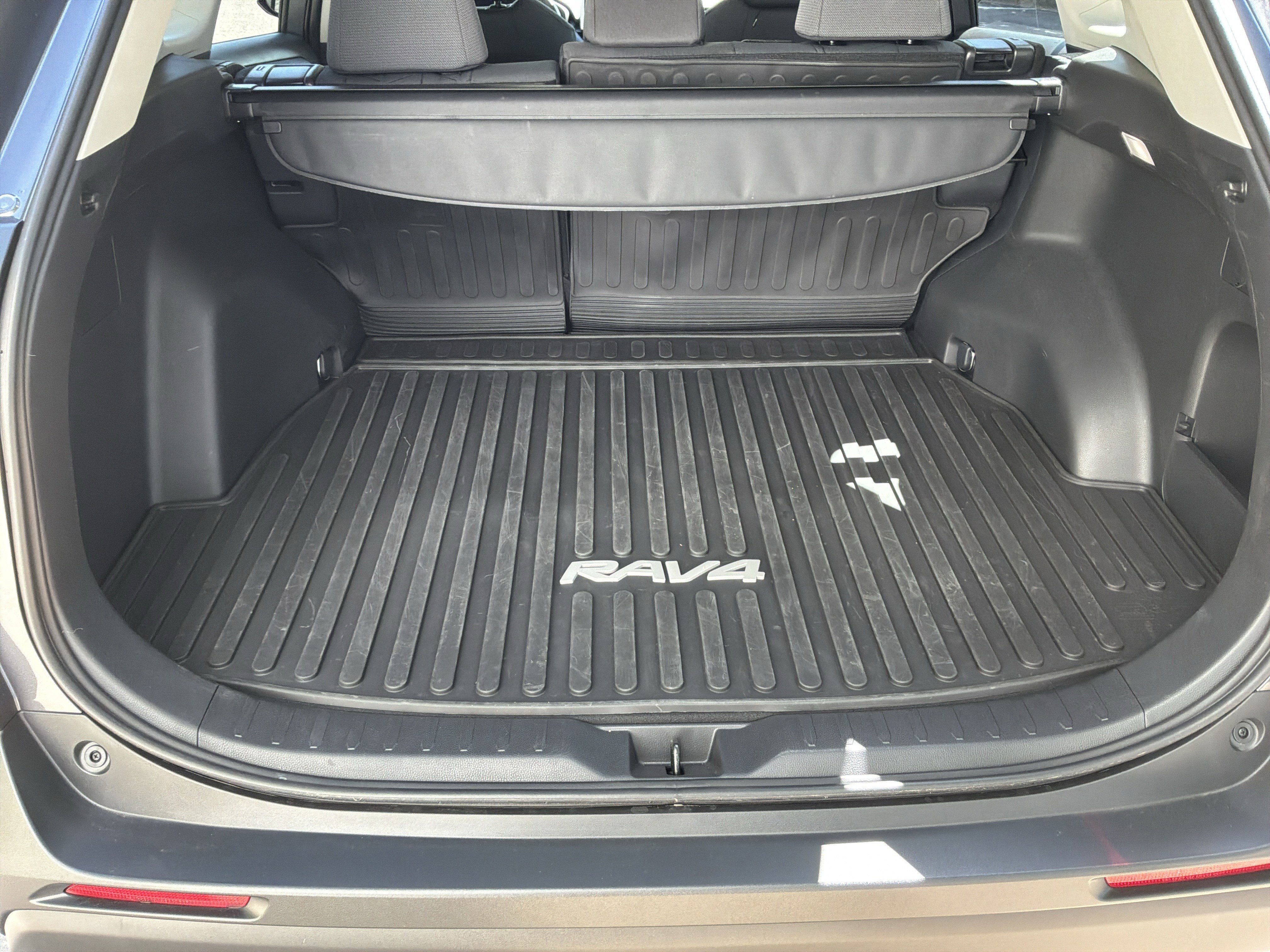 Used 2025 Toyota RAV4 XLE w/ Convenience Package FWD image 32