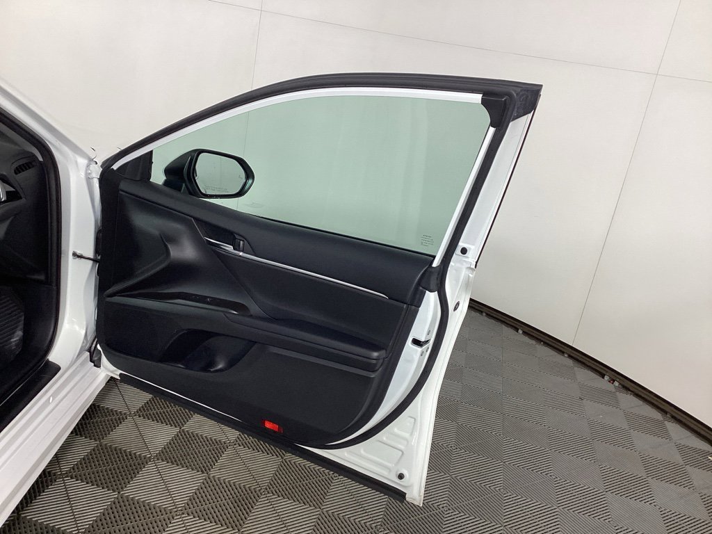 Used 2021 Toyota Camry SE w/ Cold Weather Package image 8
