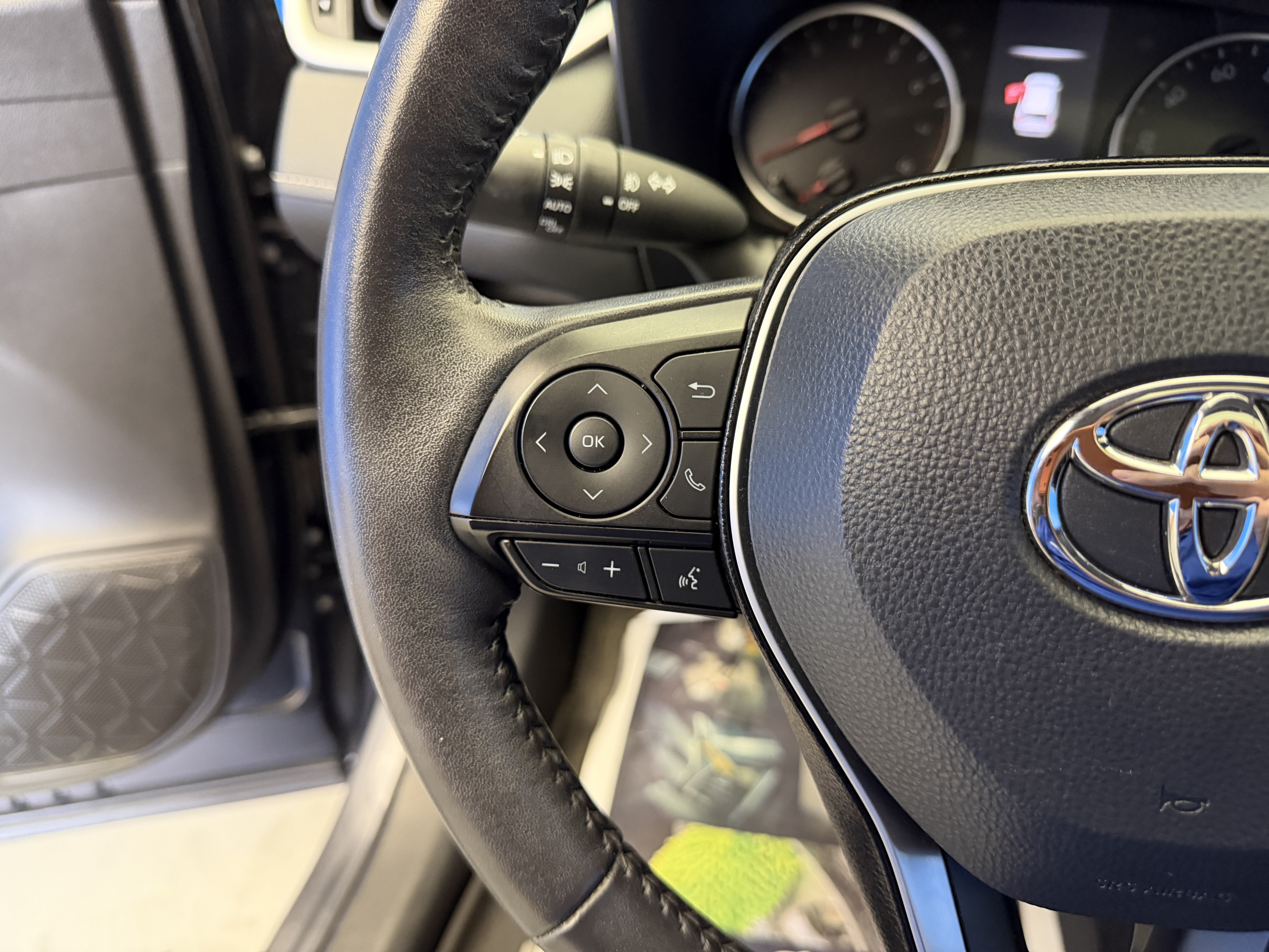 Used 2020 Toyota RAV4 XLE Premium AWD/4WD image 15