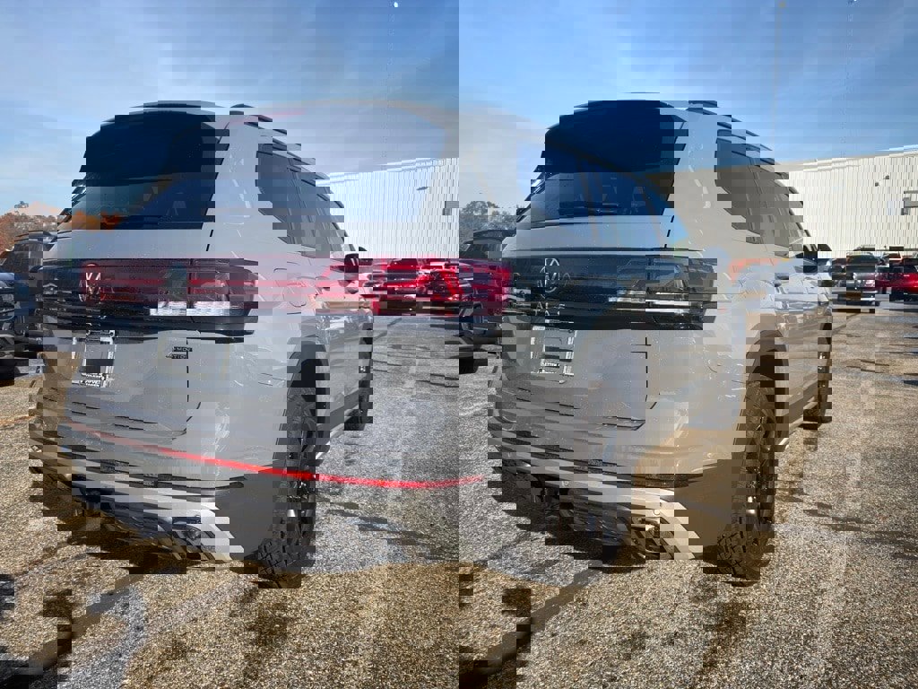 Used 2025 Volkswagen Atlas Peak Edition SE image 6