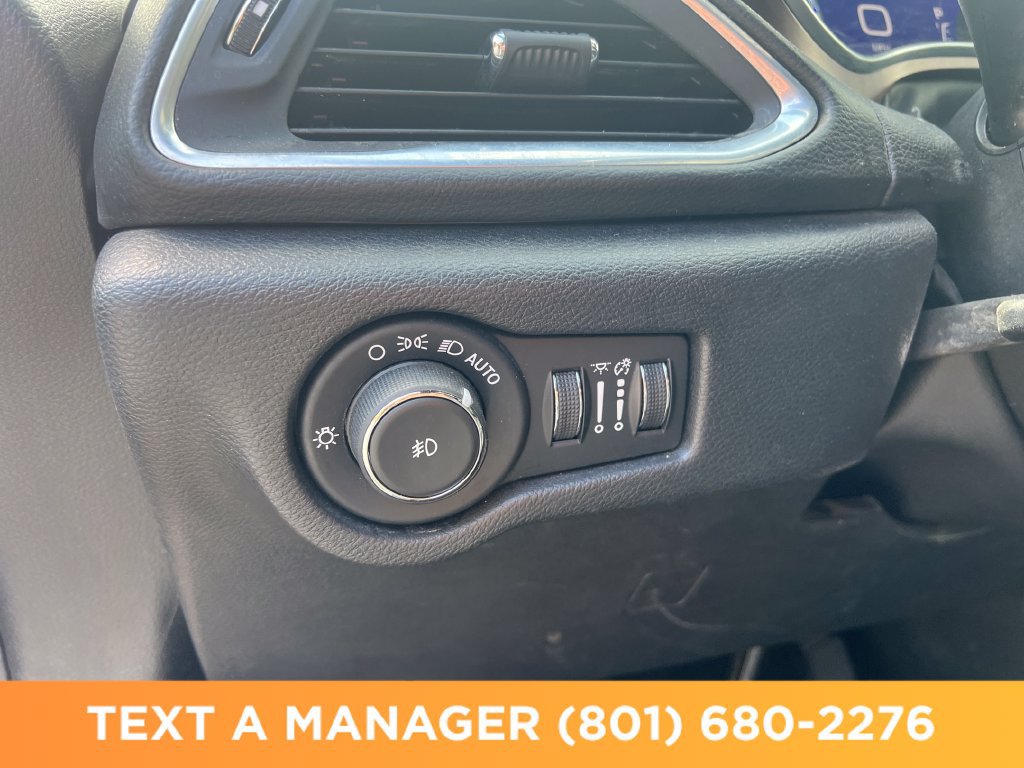 Used 2019 Chrysler Pacifica Touring-L FWD image 25