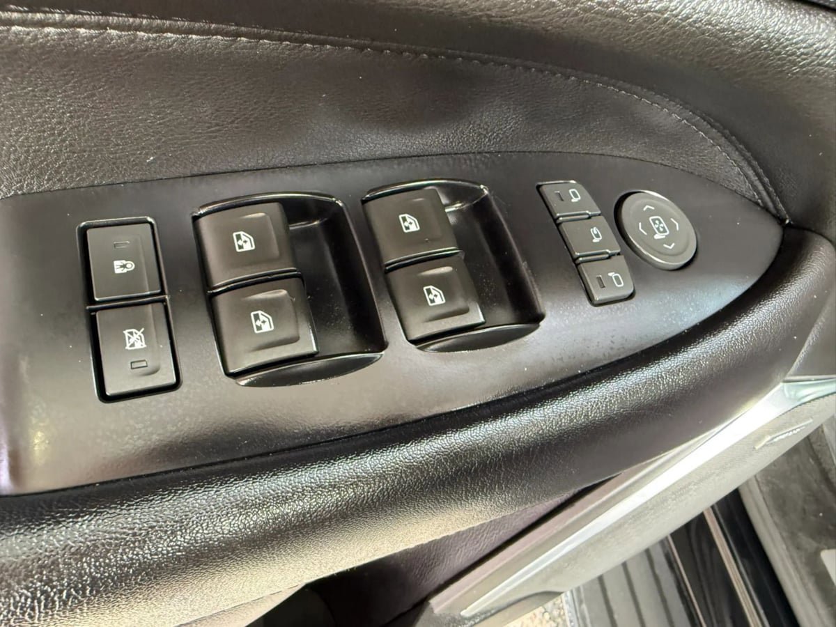 Used 2018 Cadillac Escalade Luxury AWD/4WD image 38