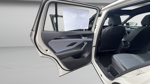 New 2026 Volkswagen Tiguan SE R-Line AWD/4WD image 21