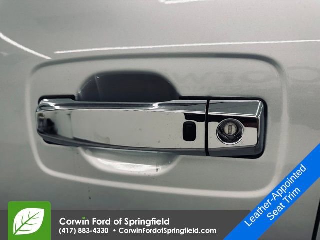 Used 2020 Nissan Titan SL w/ Moonroof Package image 21