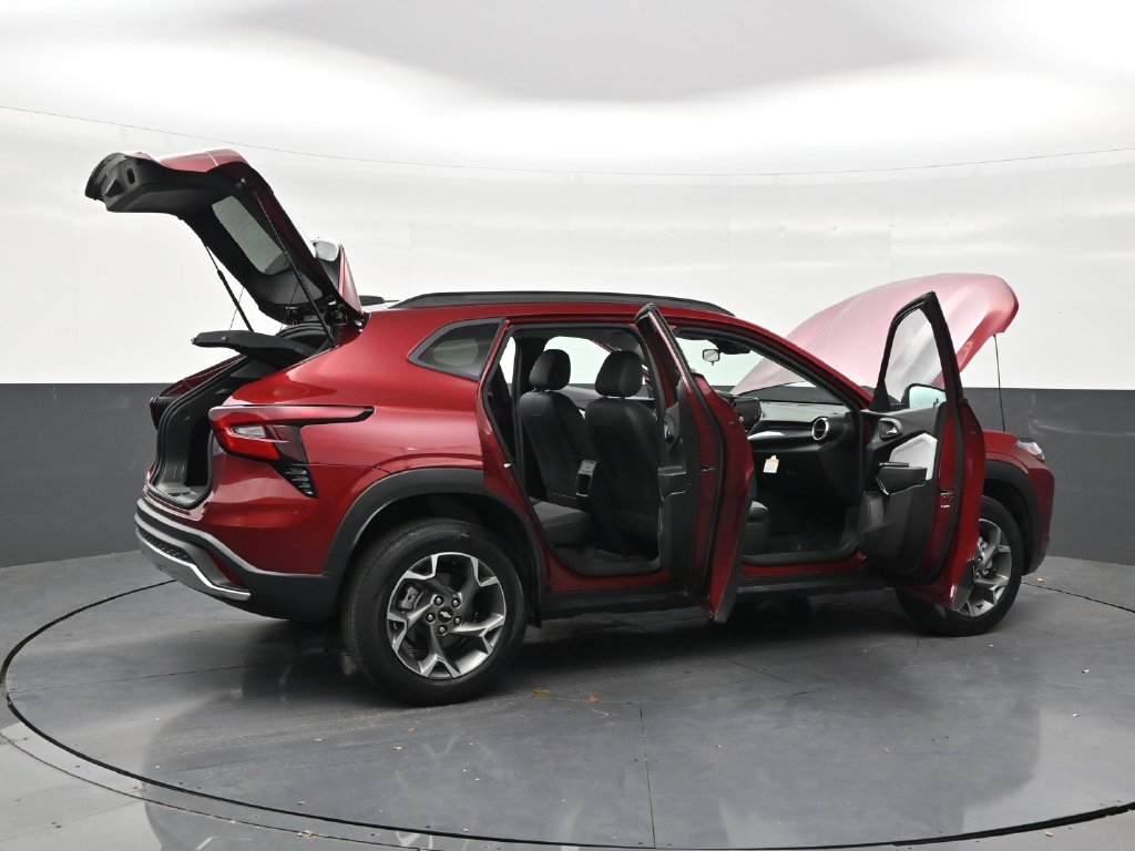 Used 2025 Chevrolet Trax LT FWD image 28