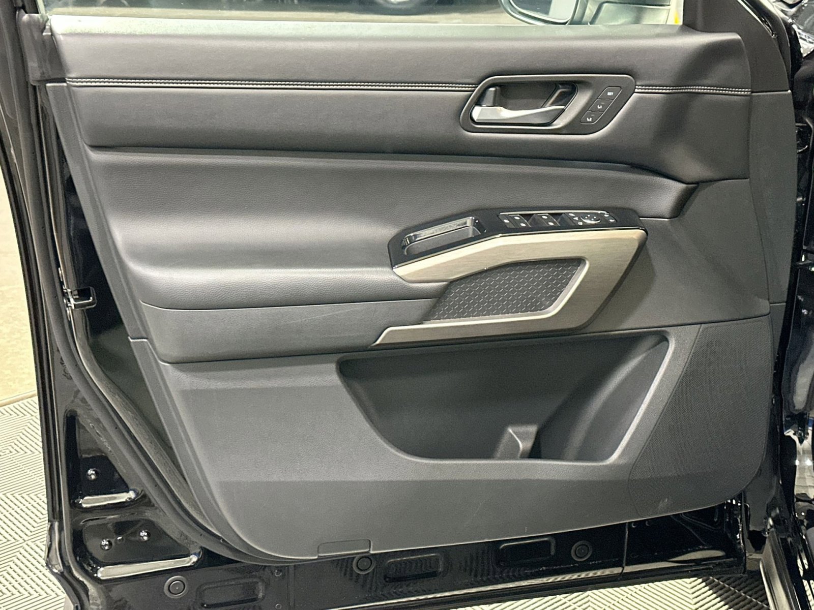 Used 2023 Nissan Pathfinder Platinum image 15