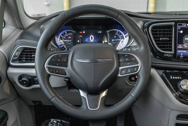 Used 2022 Chrysler Pacifica Touring-L image 9