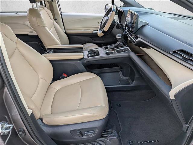 Used 2021 Toyota Sienna XLE image 21