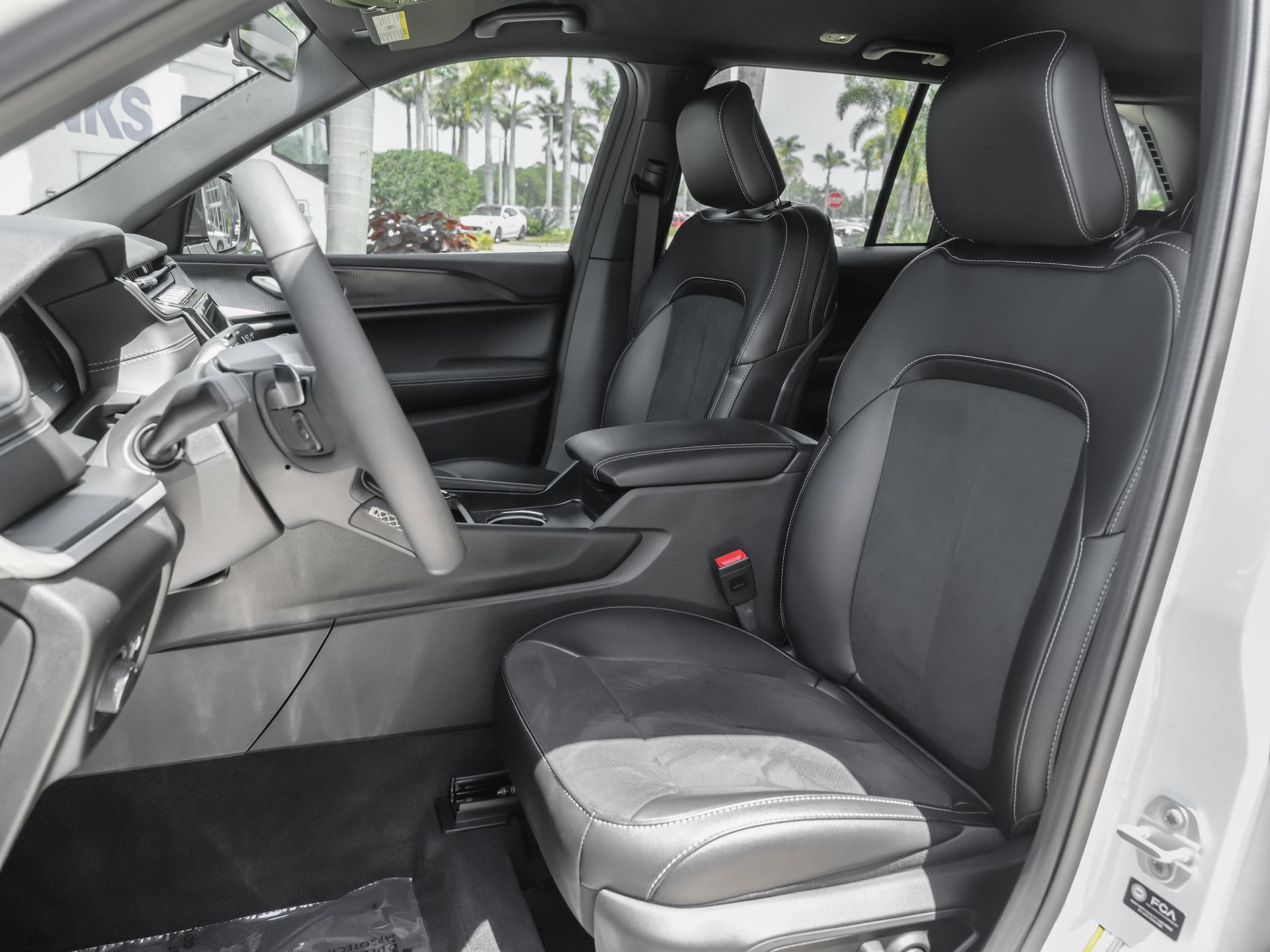 Used 2025 Jeep Grand Cherokee Altitude RWD image 9