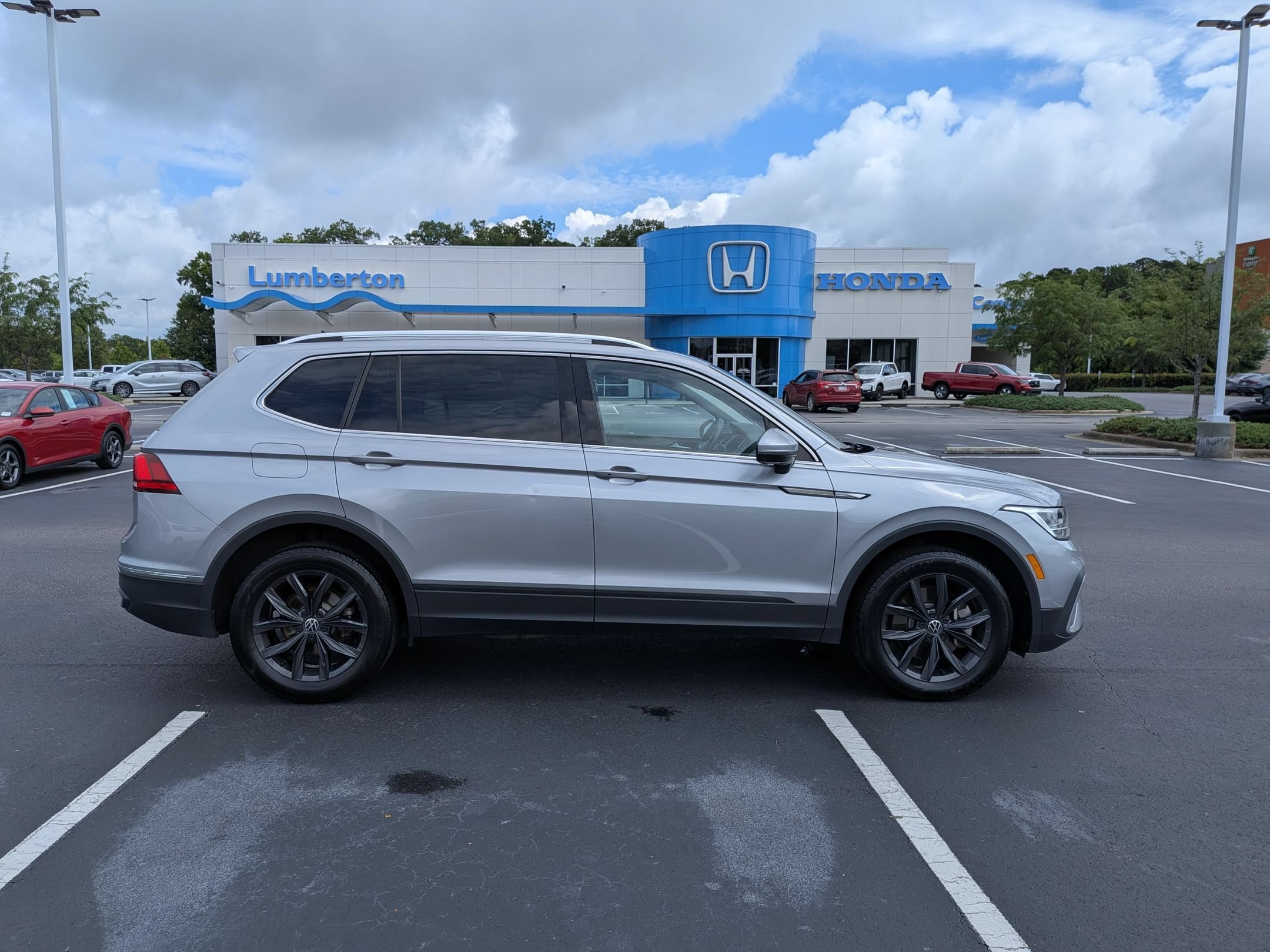 Used 2024 Volkswagen Tiguan SE FWD image 2