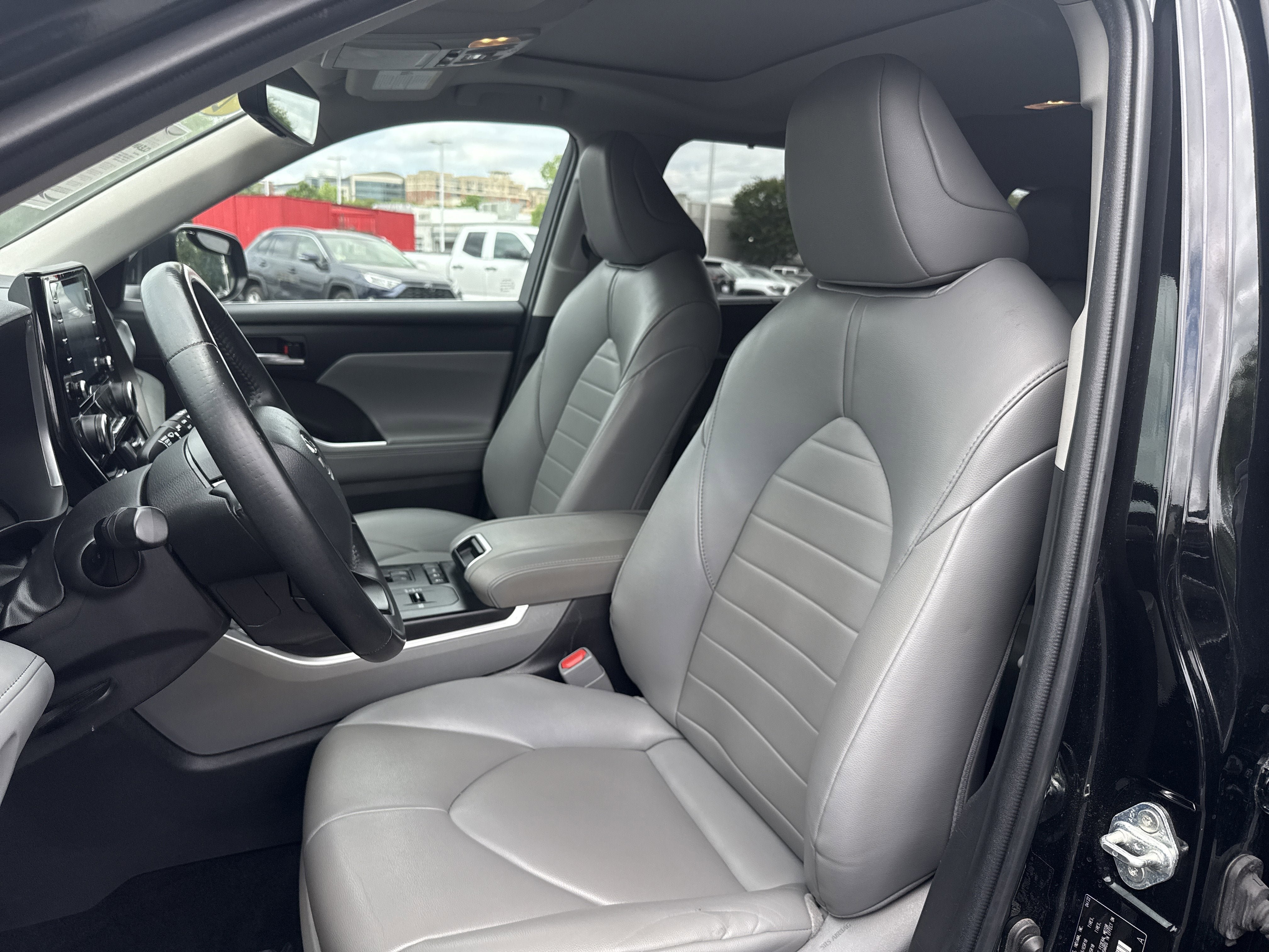Used 2022 Toyota Highlander XLE AWD/4WD image 24
