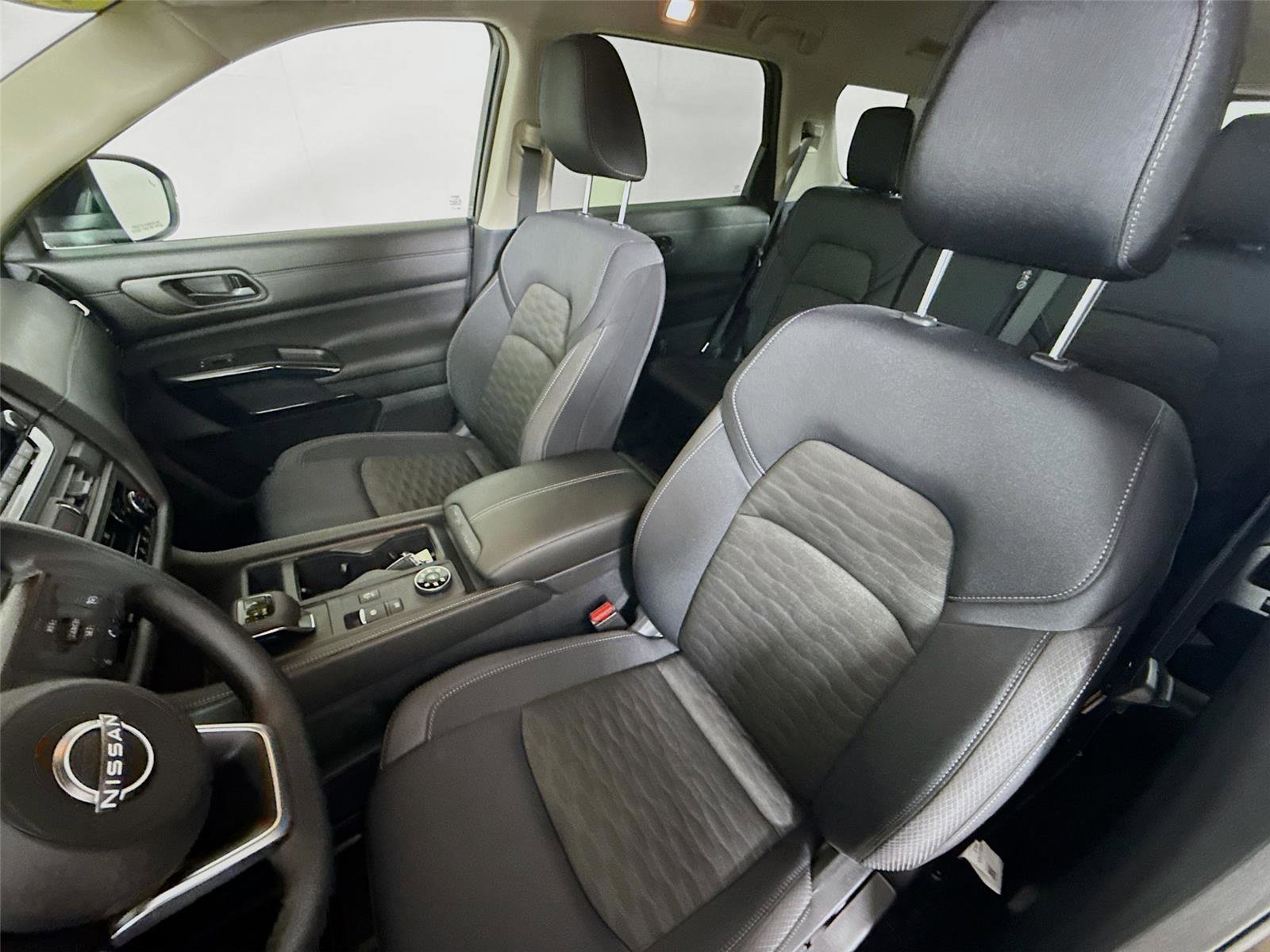 Used 2025 Nissan Pathfinder S image 5
