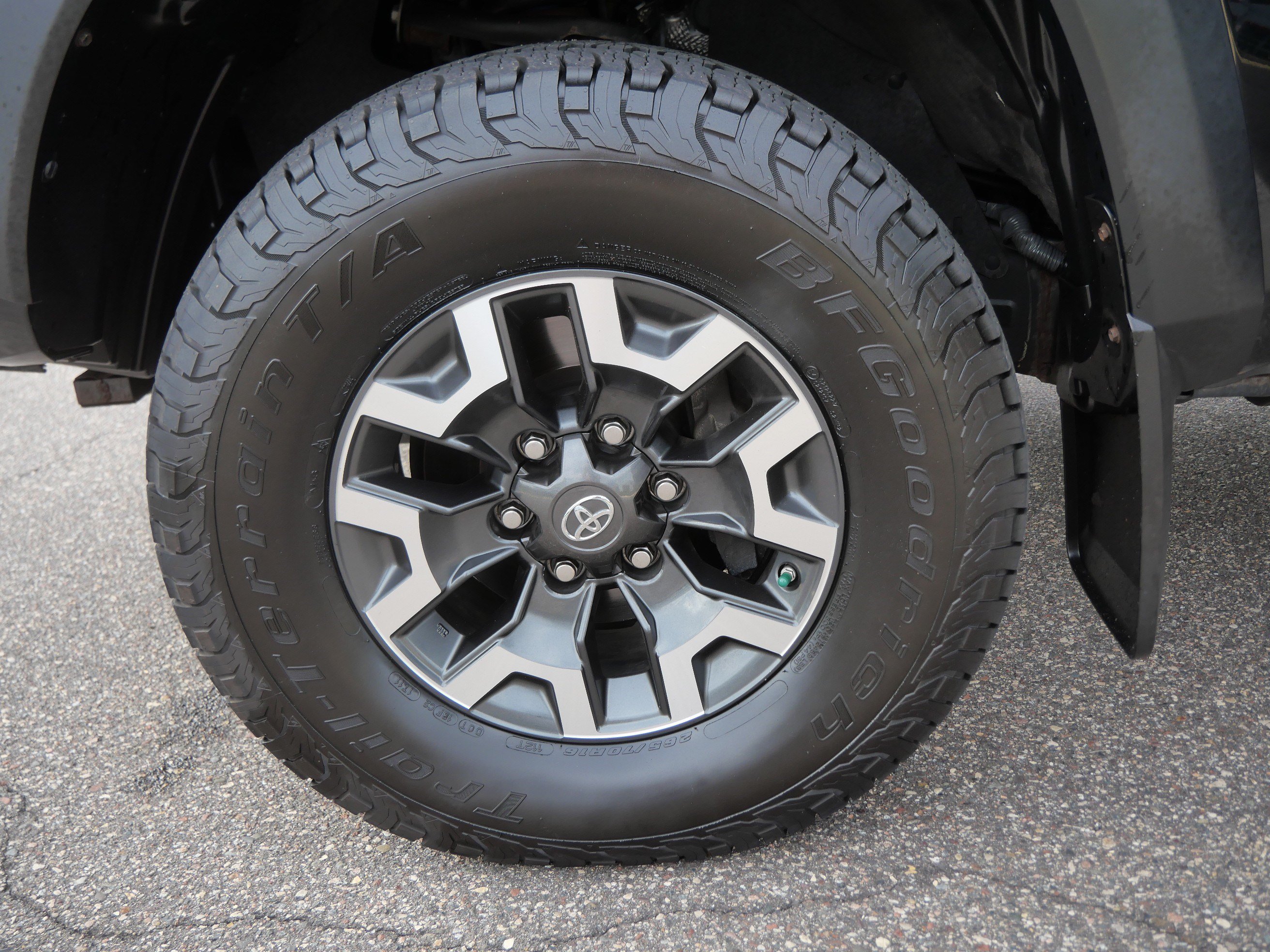 Certified 2018 Toyota Tacoma TRD Off-Road AWD/4WD image 15