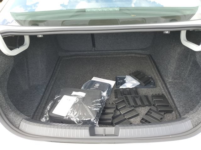 Certified 2024 Volkswagen Jetta SE w/ Panoramic Sunroof Package FWD image 9