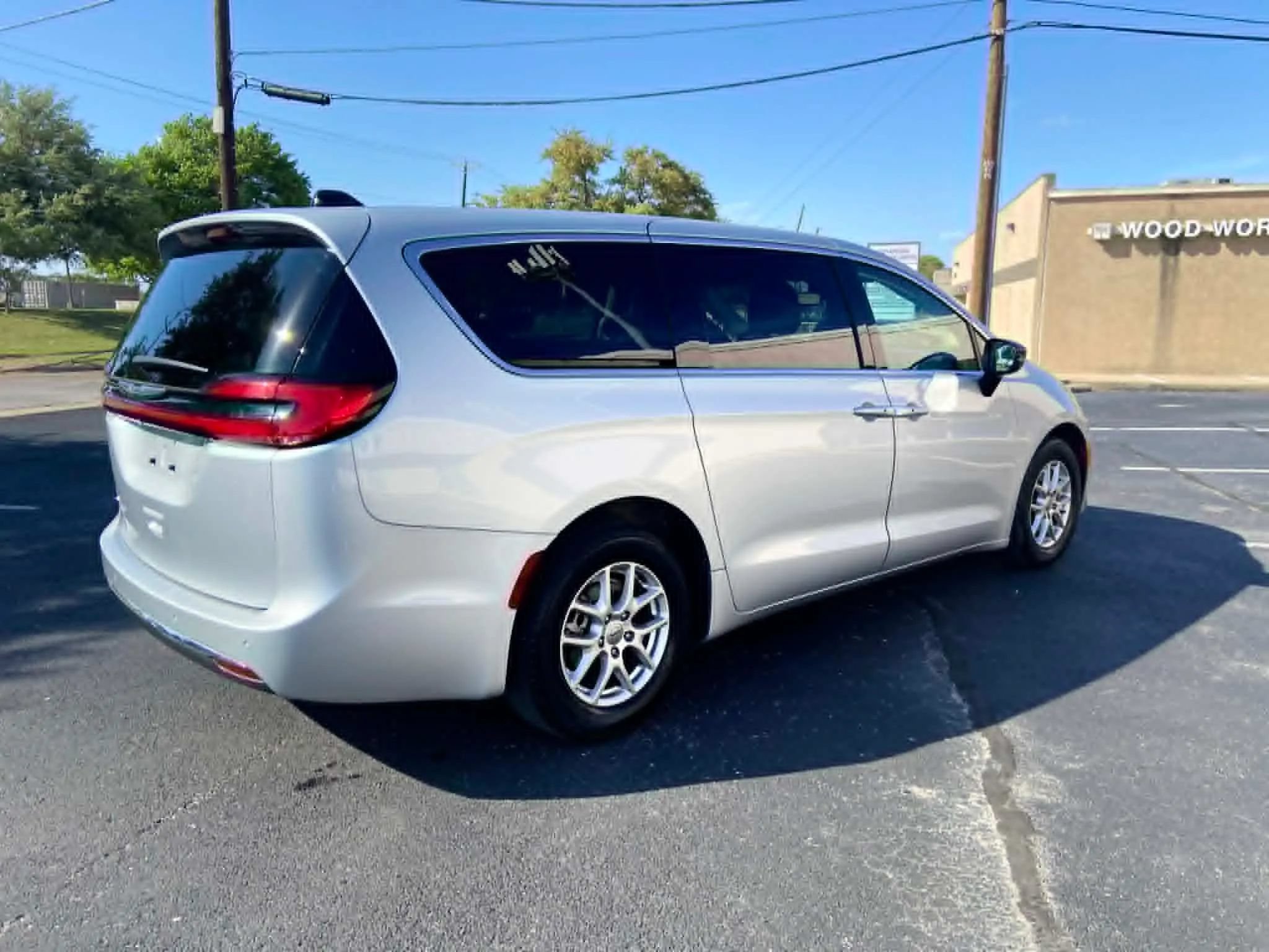 Used 2024 Chrysler Pacifica Touring-L FWD image 5
