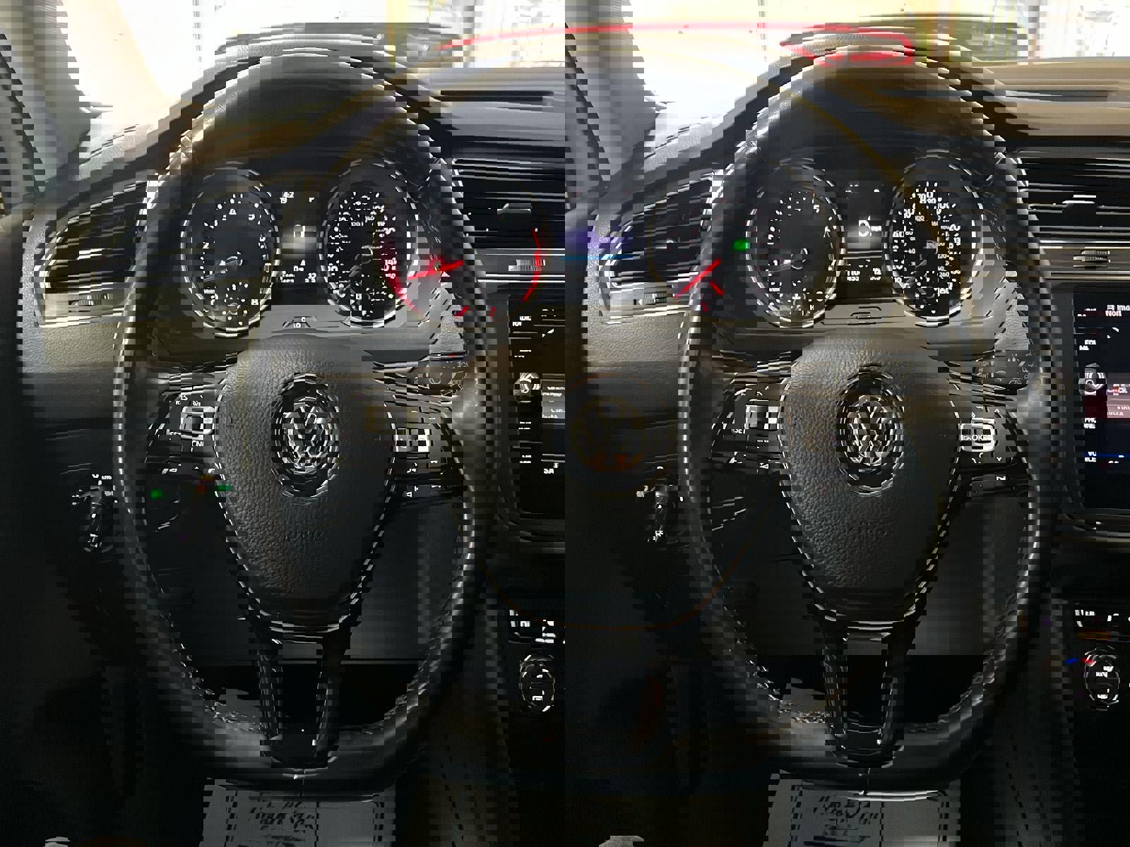 Used 2018 Volkswagen Tiguan SE image 17