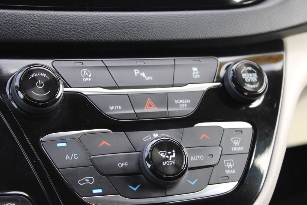 Used 2019 Chrysler Pacifica Touring-L image 41