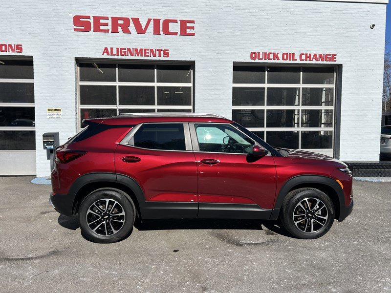Used 2025 Chevrolet TrailBlazer LT w/ Convenience Package AWD/4WD image 1