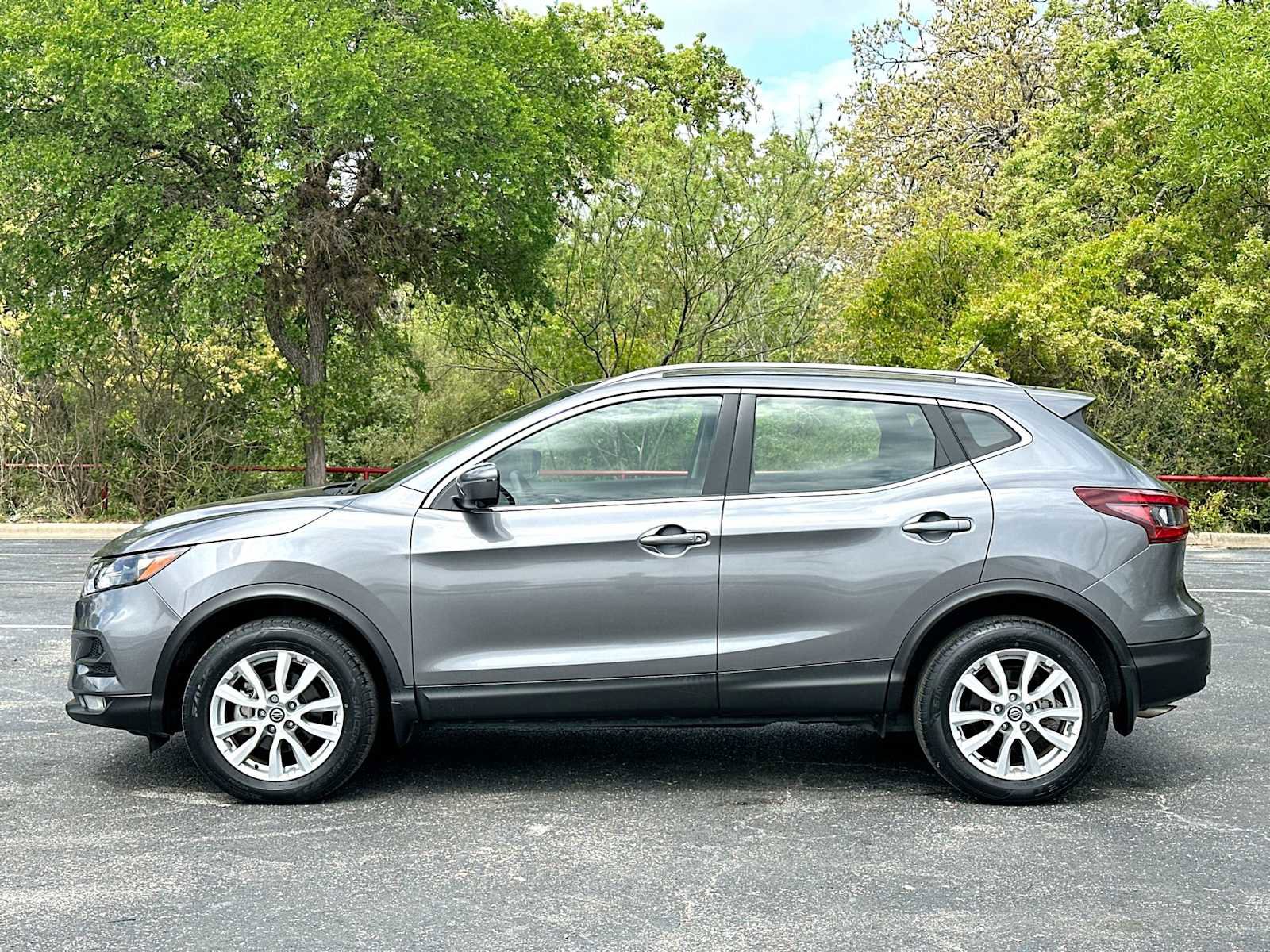 Used 2022 Nissan Rogue Sport SV w/ Technology Package image 12