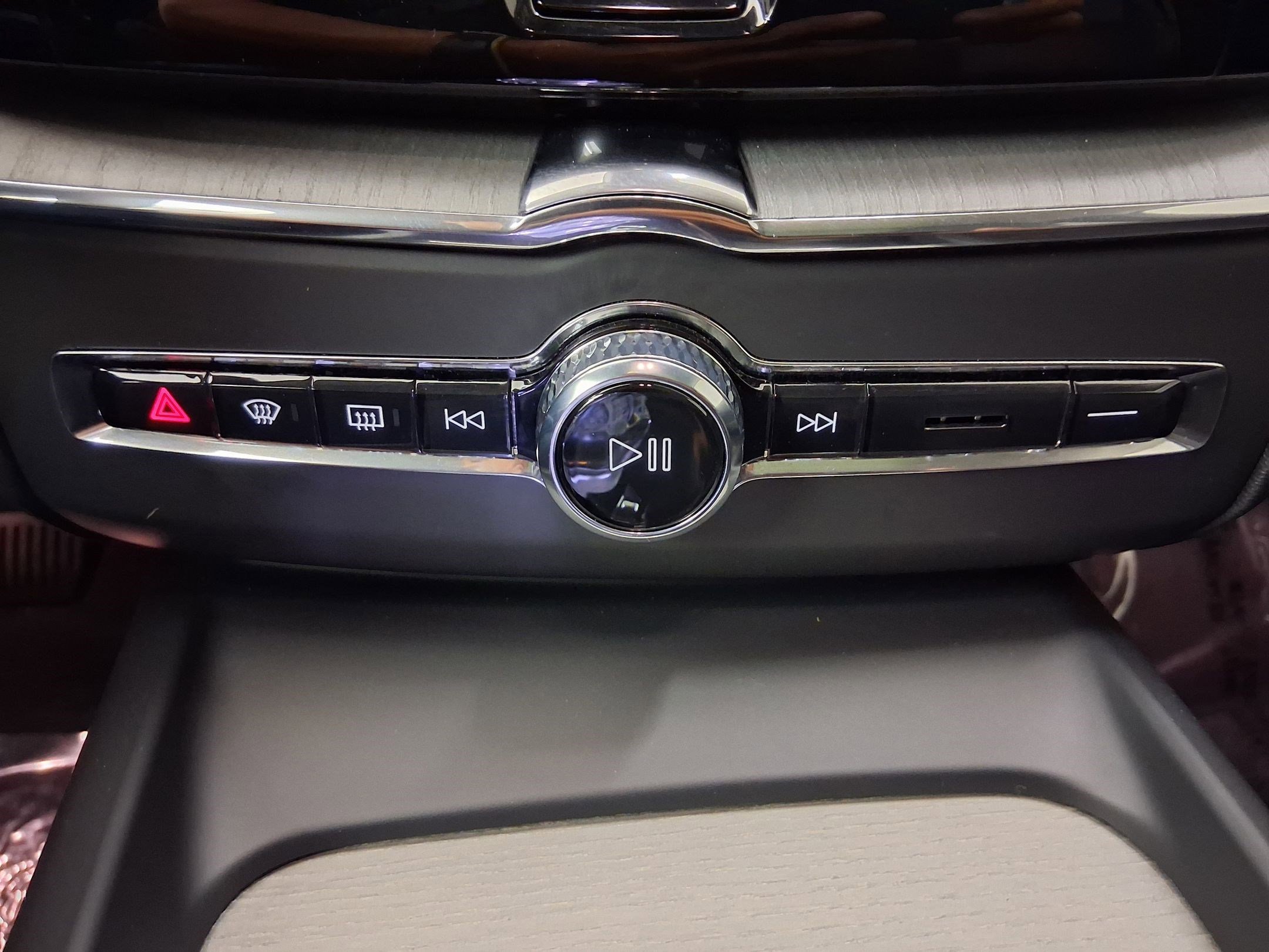 Used 2025 Volvo XC60 T8 Ultra w/ Protection Package Premier AWD/4WD image 19