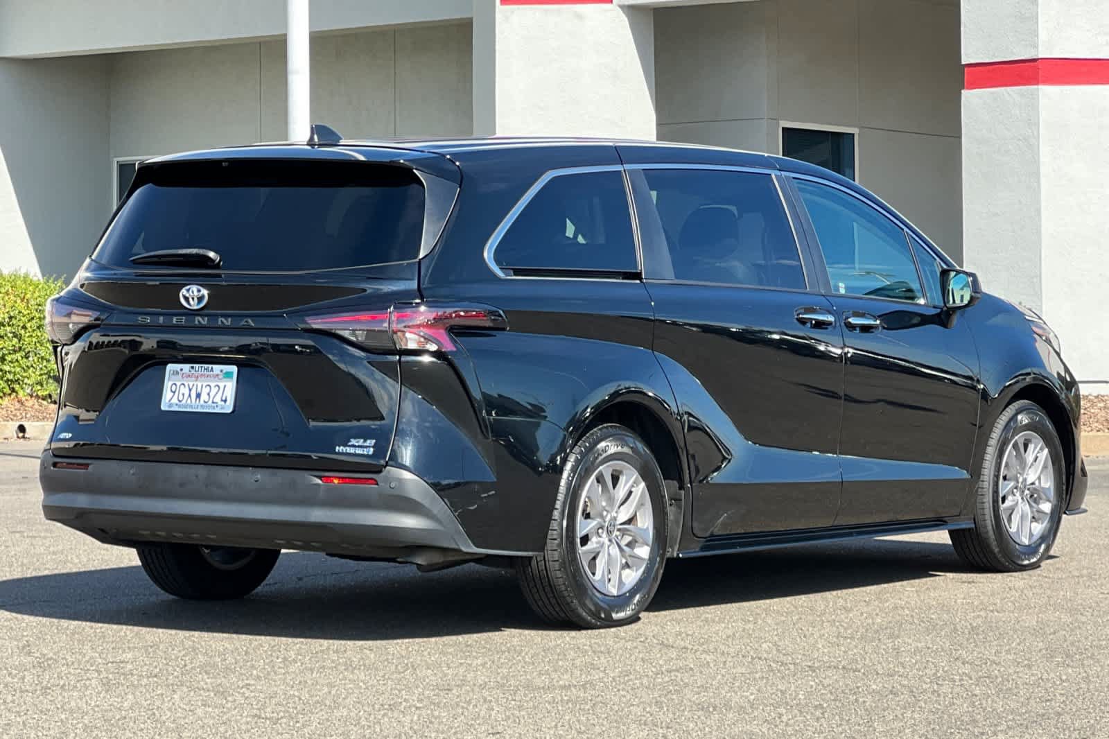 Used 2023 Toyota Sienna XLE AWD/4WD image 2