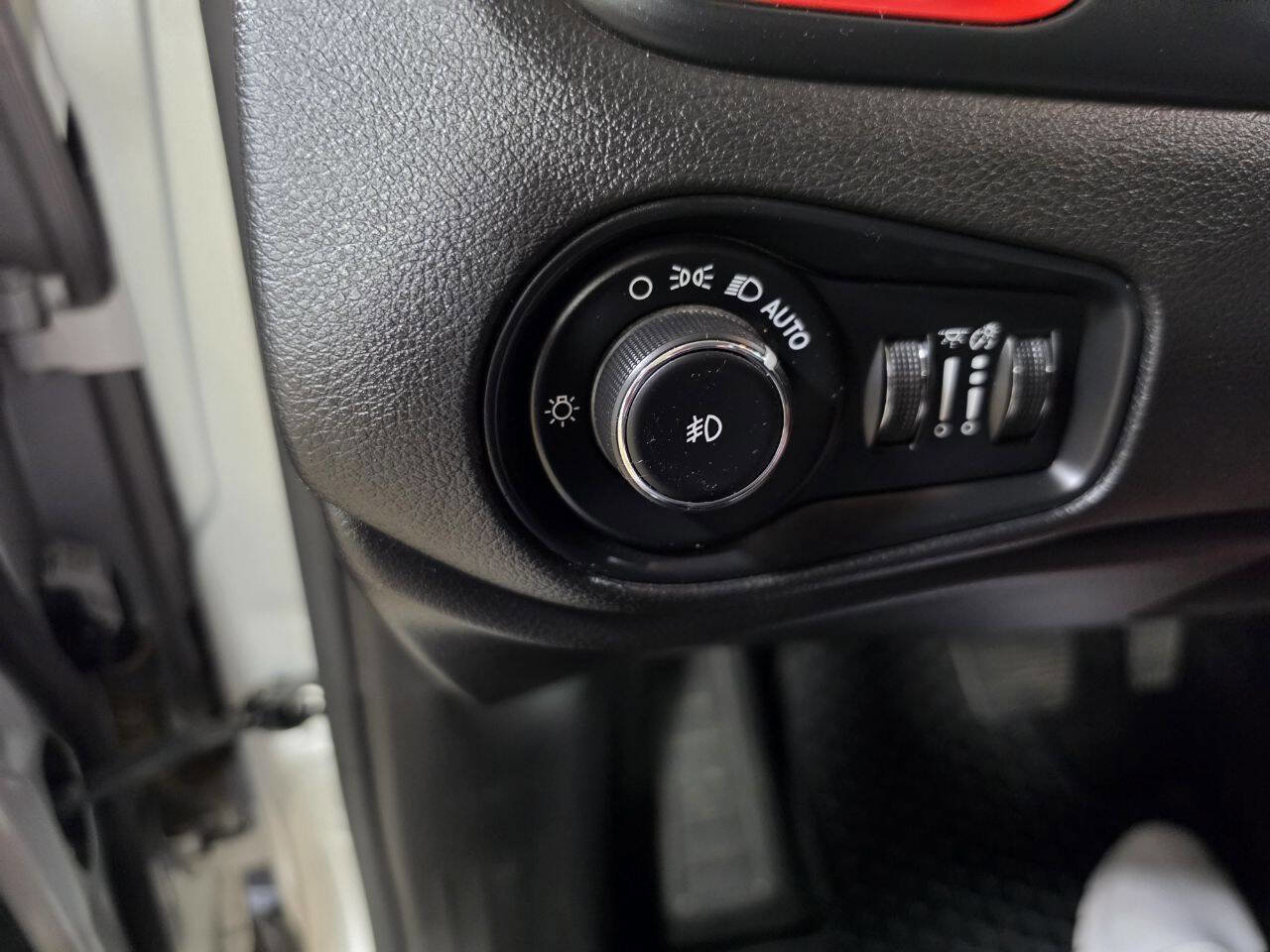 Used 2016 Jeep Renegade Trailhawk AWD/4WD image 27