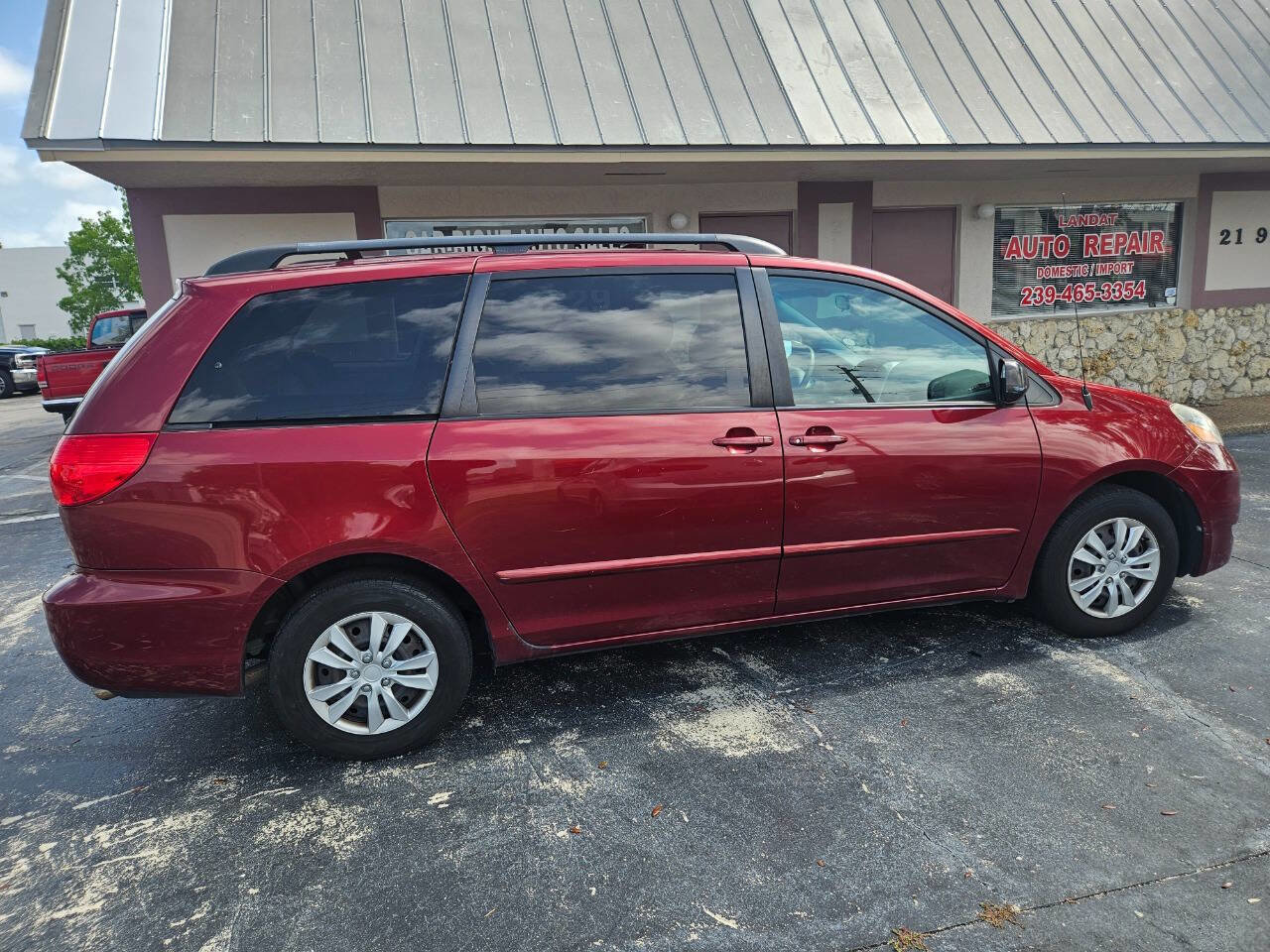 Used 2010 Toyota Sienna LE image 2
