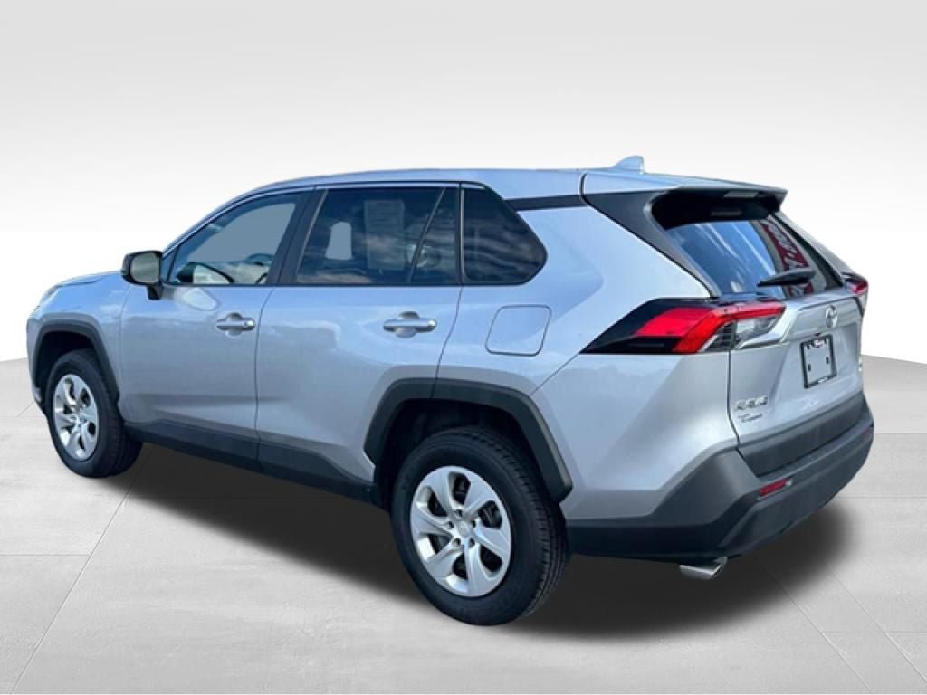 Used 2023 Toyota RAV4 LE AWD/4WD image 4