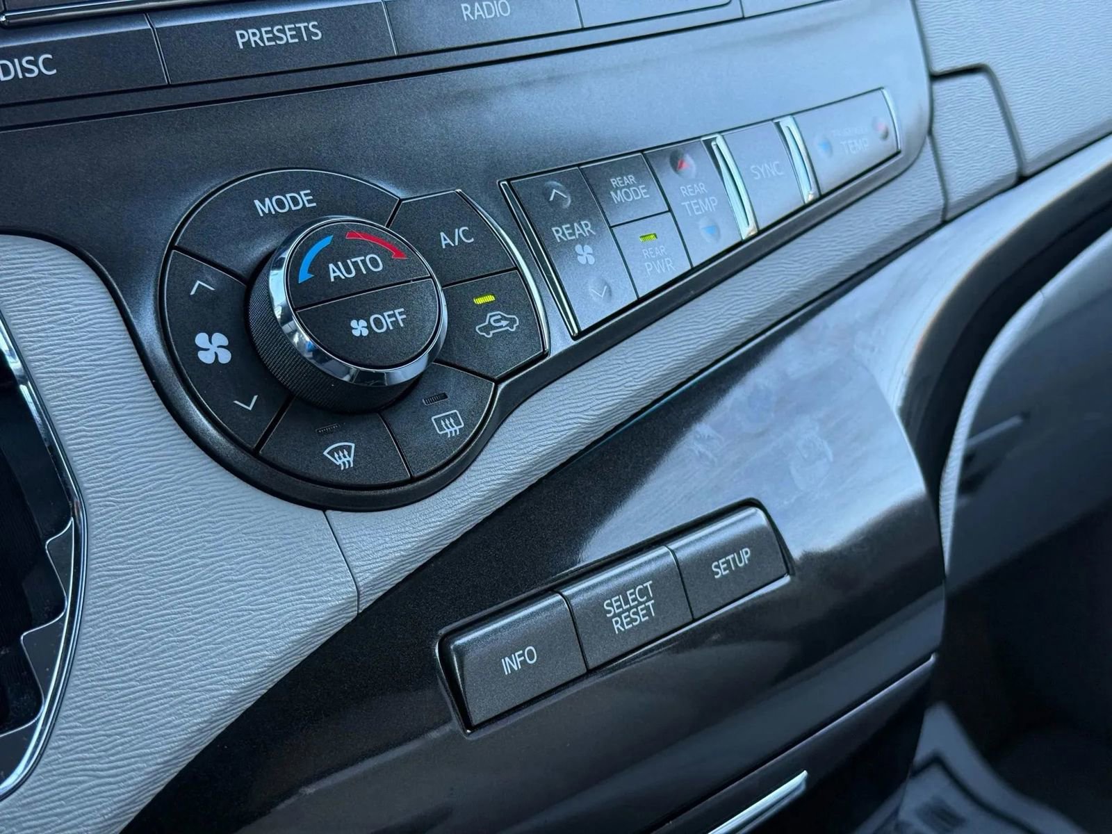 Used 2013 Toyota Sienna LE image 35