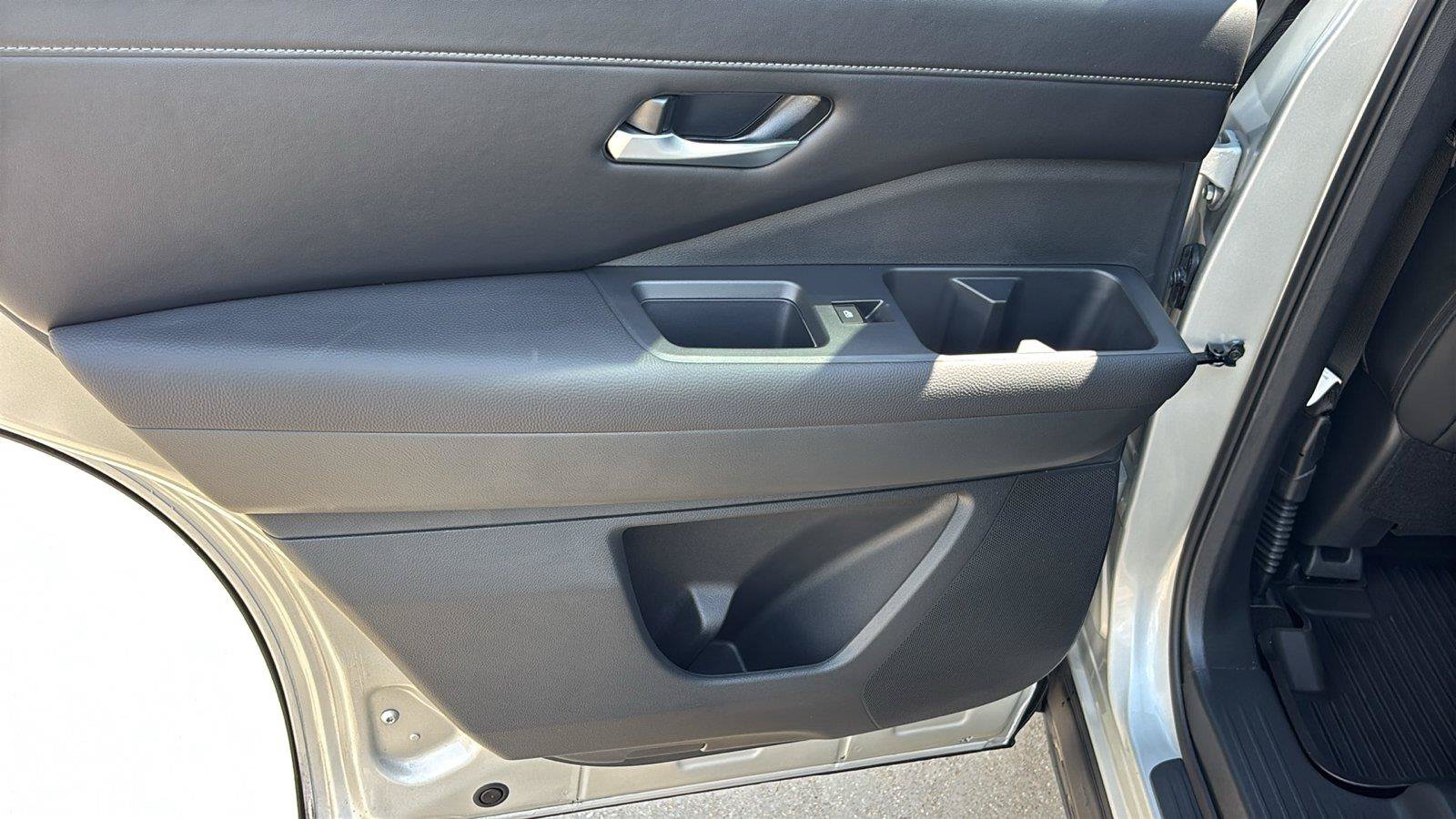 Used 2025 Nissan Pathfinder SL w/ SL Premium Package FWD image 18