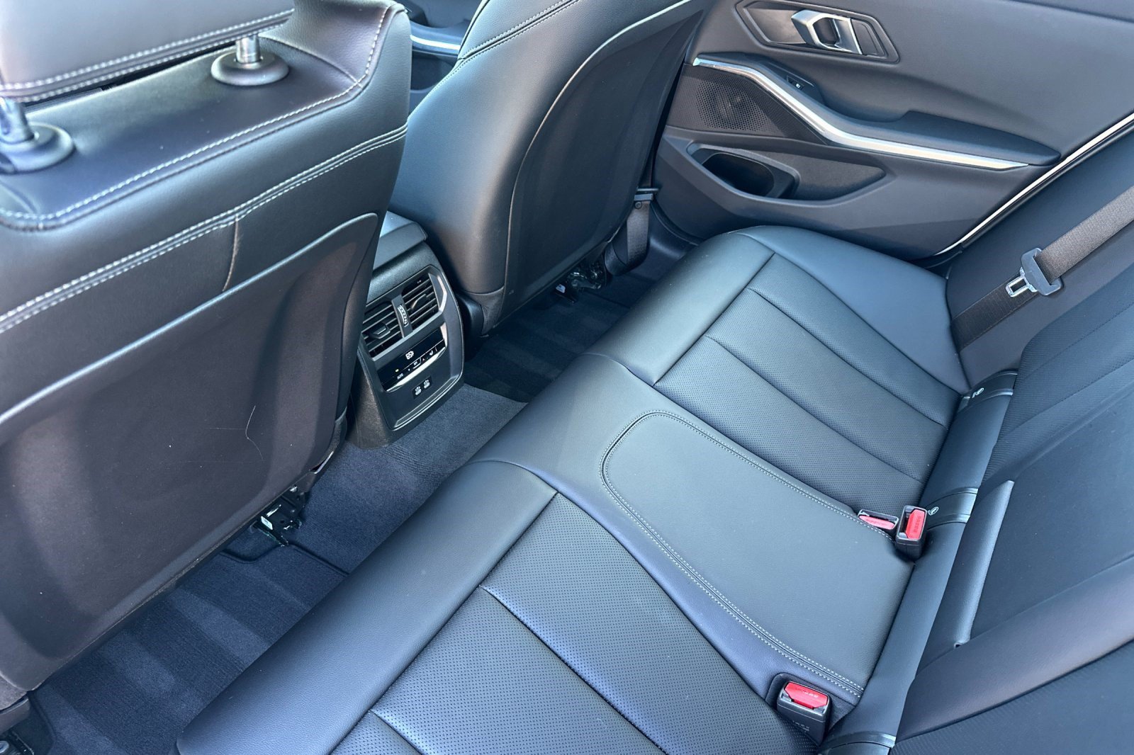 Certified 2026 BMW 330i Sedan w/ Premium Package RWD image 15