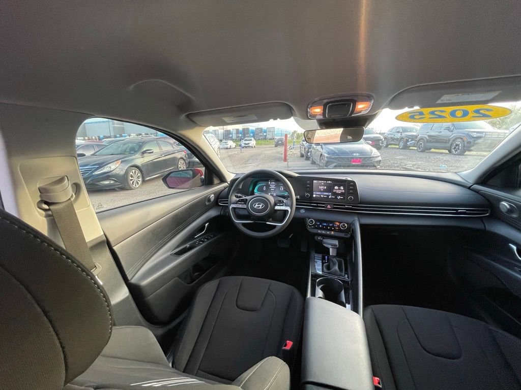 Used 2025 Hyundai Elantra Blue image 20