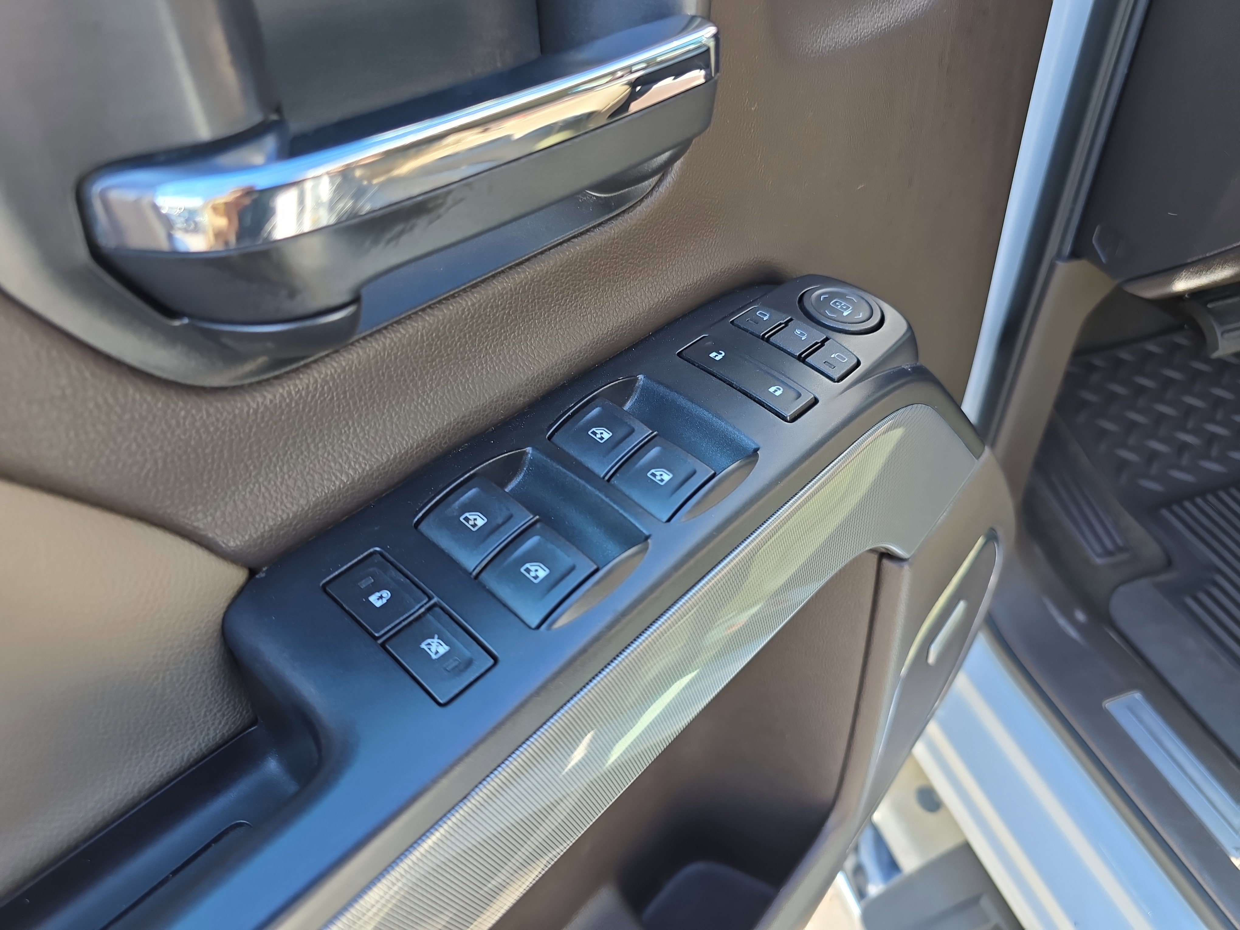 Used 2018 Chevrolet Silverado 1500 LTZ Z71 w/ LTZ Plus Package AWD/4WD image 19