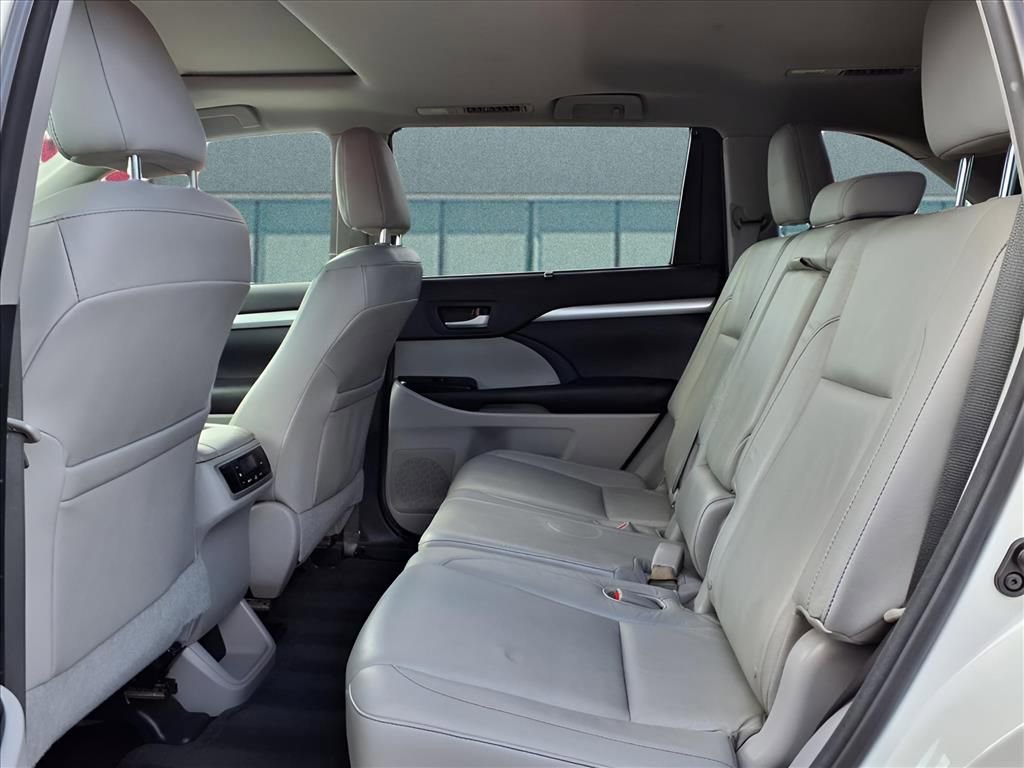 Used 2014 Toyota Highlander XLE image 13
