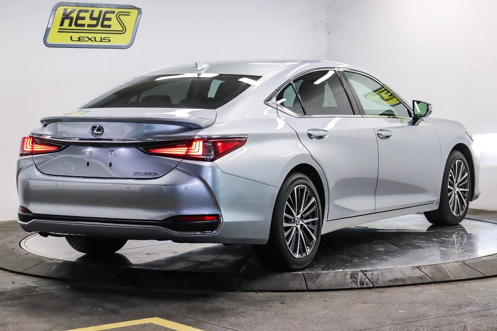 Used 2025 Lexus ES 300h w/ Premium Package FWD image 4