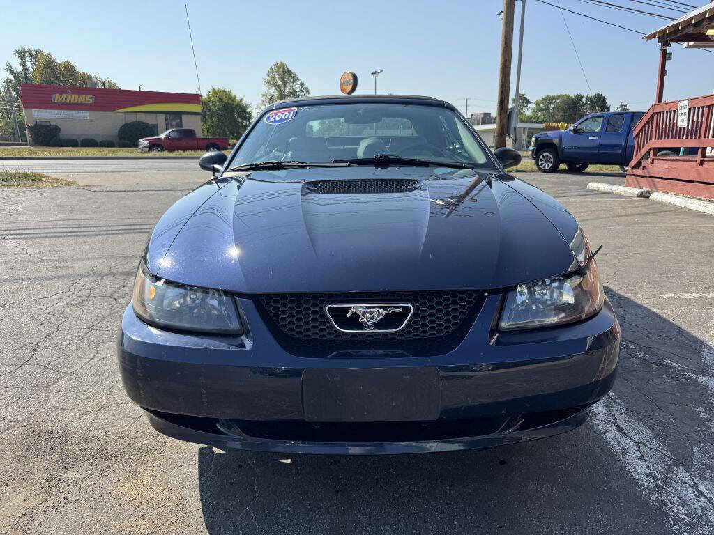 Used 2001 Ford Mustang Convertible image 2