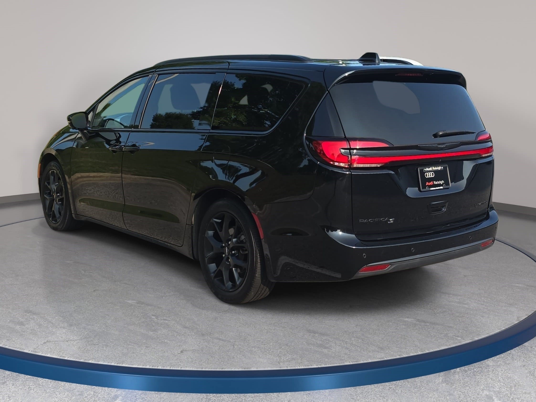 Used 2025 Chrysler Pacifica Limited FWD image 8