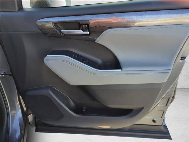 Used 2023 Toyota Highlander Platinum FWD image 28