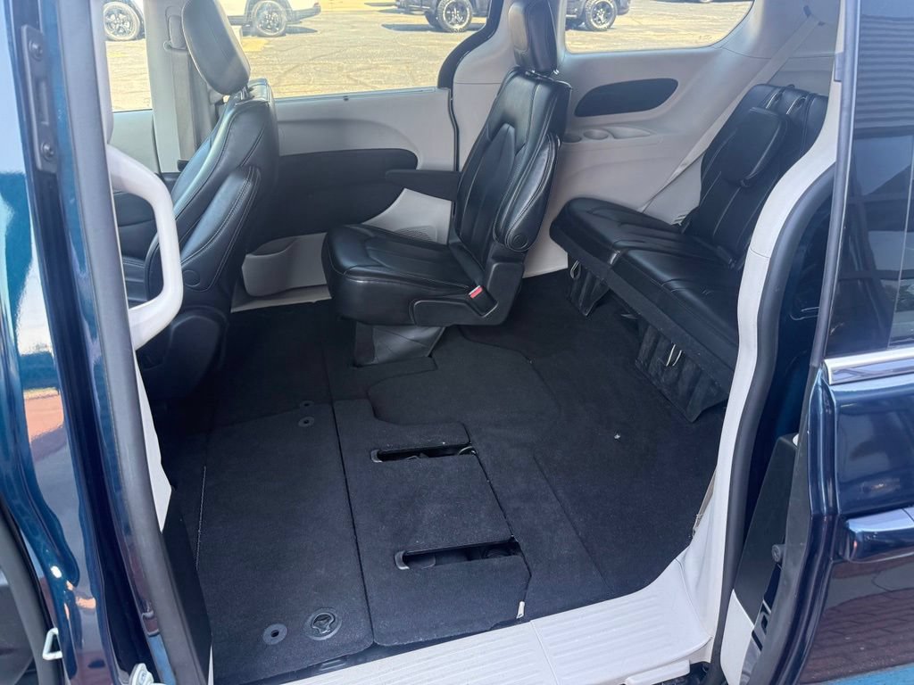 Used 2023 Chrysler Pacifica Touring-L FWD image 17